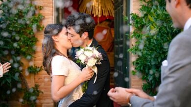 Claudia y Mateo se casan y sus amigos les sorprenden con una gran fiesta: “Estoy en una nube de felicidad”