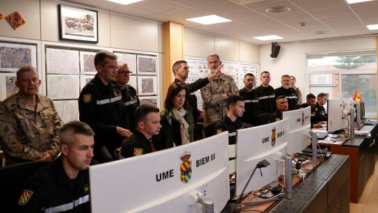 El rey Felipe VI acompa&ntilde;ado de la ministra de Defensa, Margarita Robles, en la base militar Jaime I de B&eacute;tera (Valencia)