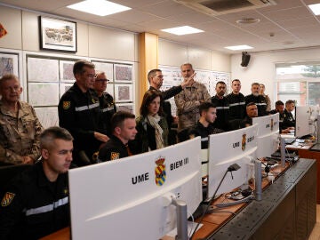 El rey Felipe VI acompañado de la ministra de Defensa, Margarita Robles, en la base militar Jaime I de Bétera (Valencia)