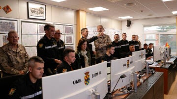 El rey Felipe VI acompañado de la ministra de Defensa, Margarita Robles, en la base militar Jaime I de Bétera (Valencia)