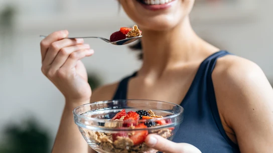 Una mujer con un bol de fruta Una mujer con un bol de fruta
