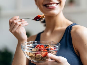 Una mujer con un bol de fruta