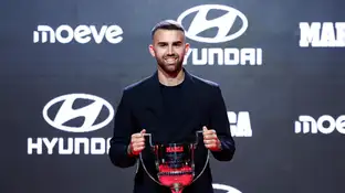 Borja Mayoral posa con el premio Zarra Borja Mayoral posa con el premio Zarra