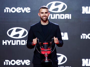 Borja Mayoral posa con el premio Zarra