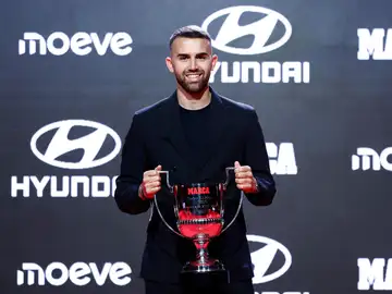 Borja Mayoral posa con el premio Zarra Borja Mayoral posa con el premio Zarra