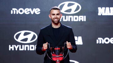 Borja Mayoral posa con el premio Zarra