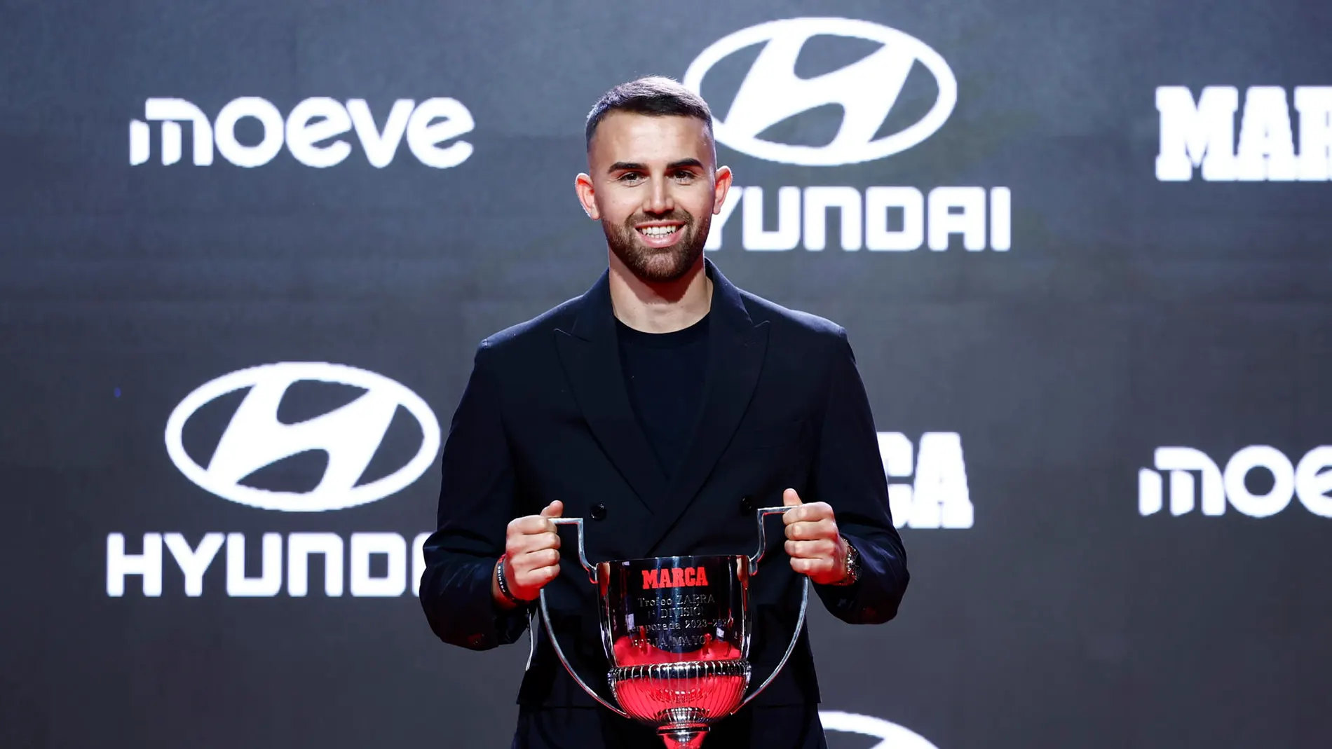 Borja Mayoral posa con el premio Zarra Borja Mayoral posa con el premio Zarra