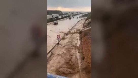 Las lluvias inundan uno de los carriles de la A7 en Almer&iacute;a