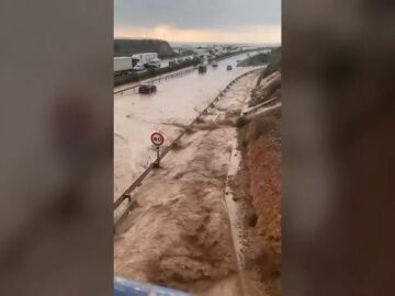 Las lluvias inundan uno de los carriles de la A7 en Almería