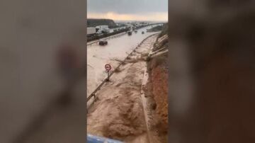 Las lluvias inundan uno de los carriles de la A7 en Almería