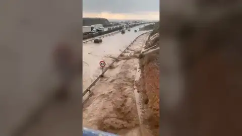 Las lluvias inundan uno de los carriles de la A7 en Almería Las lluvias inundan uno de los carriles de la A7 en Almería