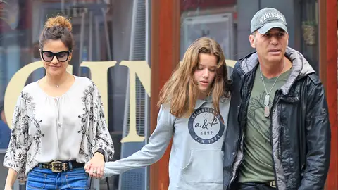 Mónica Hoyos y Carlos Lozano con su hija Luna en 2016 Mónica Hoyos y Carlos Lozano con su hija Luna en 2016