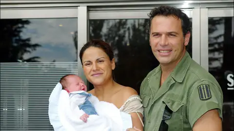 Mónica Hoyos y Carlos Lozano presentan a su hija Luna en 2004 Mónica Hoyos y Carlos Lozano presentan a su hija Luna en 2004