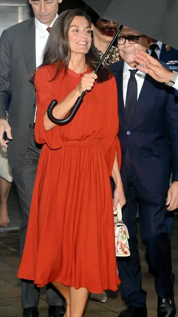 Reina Letizia en un día de lluvia en Milán Reina Letizia en un día de lluvia en Milán