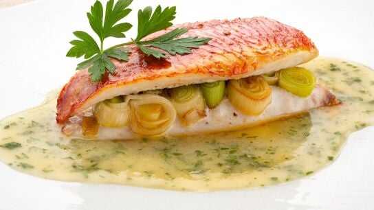 Salmonetes rellenos de puerros