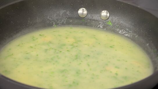 As&iacute; de f&aacute;cil prepara Argui&ntilde;ano una salsa verde para todo tipo de pescado: "Vais a ver qu&eacute; r&aacute;pido"