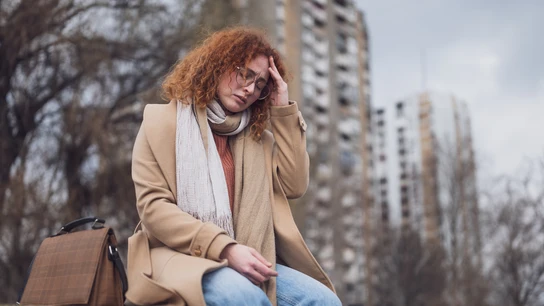 Mujer cansada en otoño Mujer cansada en otoño