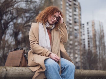 Mujer cansada en otoño