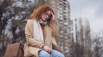 Mujer cansada en otoño