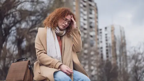 Mujer cansada en otoño Mujer cansada en otoño