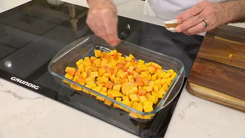 Pela la calabaza, córtala en dados y ponla sobre una fuente Pela la calabaza, córtala en dados y ponla sobre una fuente