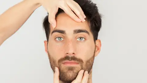 Hombre con manos en el rostro Hombre con manos en el rostro