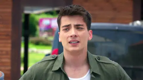 Sarp intenta ayudar a los Eren… ¡y acaba perdiendo 10.000 liras! Sarp intenta ayudar a los Eren… ¡y acaba perdiendo 10.000 liras!