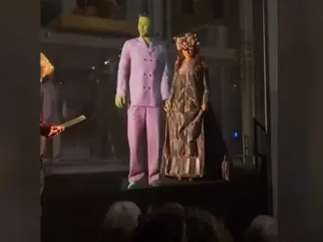 Boda entre una mujer y un holograma Boda entre una mujer y un holograma