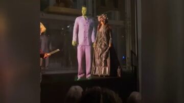 Boda entre una mujer y un holograma