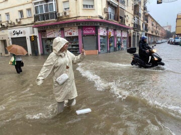 Agua hasta las rodillas en Málaga por la nueva DANA