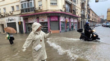 Agua hasta las rodillas en Málaga por la nueva DANA