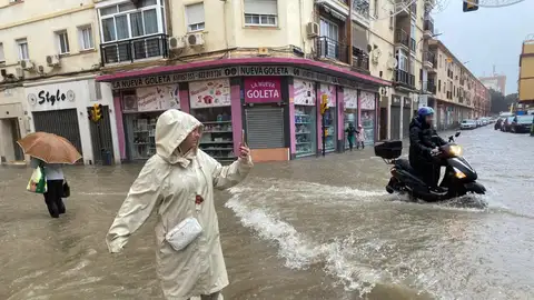 Agua hasta las rodillas en Málaga por la nueva DANA Agua hasta las rodillas en Málaga por la nueva DANA