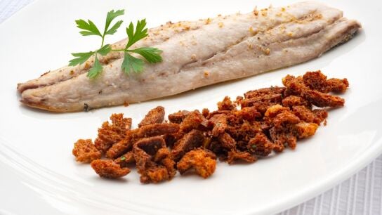 Karlos Argui&ntilde;ano: receta de chicharro asados con migas "a nuestro estilo"