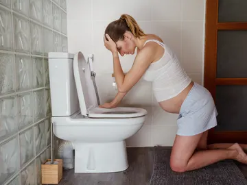 Mujer con náuseas Mujer con náuseas