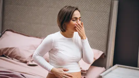 Mujer con náuseas Mujer con náuseas