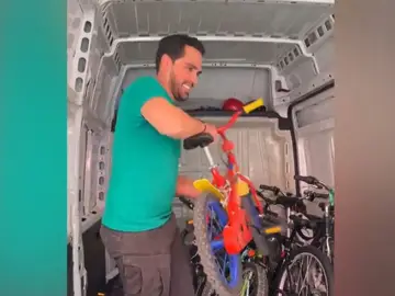 Alberto Contador ayudando en Valencia Alberto Contador ayudando en Valencia
