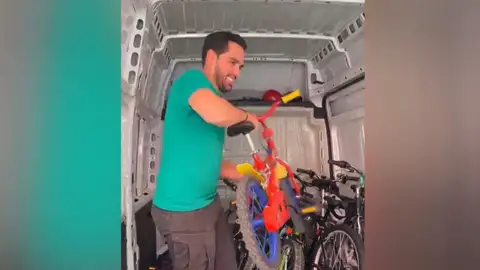 Alberto Contador ayudando en Valencia Alberto Contador ayudando en Valencia