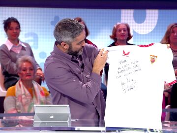 Roberto Leal recibe una camiseta firmada por Jesús Navas