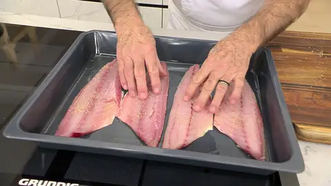 Salpimienta los lomos de los chicharros y extiéndelos Salpimienta los lomos de los chicharros y extiéndelos