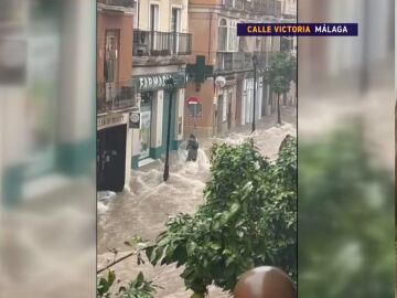 Carolina cruza Málaga inundada a pie por miedo a quedarse atrapada: "Solo quería llegar a casa"