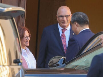 El presidente de la República Popular China, Xi Jinping, saluda a la directora de la Casa Museo de Colón