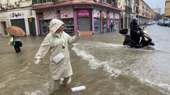 Calle de M&aacute;laga inundada por la tromba de agua