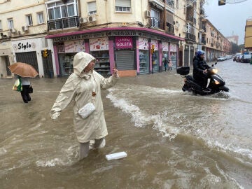 Calle de Málaga inundada por la tromba de agua