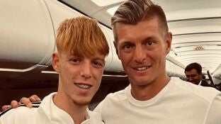 Marc Cucal&oacute;n junto a Toni Kroos 