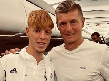 Marc Cucalón junto a Toni Kroos 