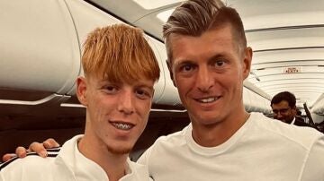 Marc Cucalón junto a Toni Kroos 