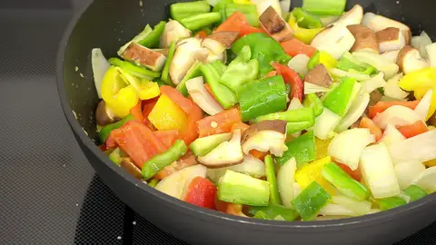 Agrega las hortalizas, sazónalas y saltéalas a fuego fuerte Agrega las hortalizas, sazónalas y saltéalas a fuego fuerte