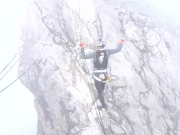 Fernanda Maciel subiendo el monte Carstensz Fernanda Maciel subiendo el monte Carstensz