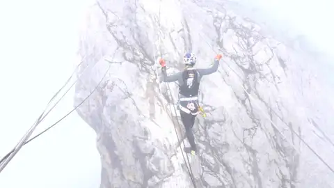 Fernanda Maciel subiendo el monte Carstensz Fernanda Maciel subiendo el monte Carstensz