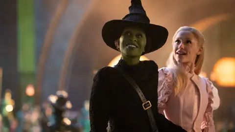 Ariana Grande y Cynthia Erivo en Wicked Ariana Grande y Cynthia Erivo en Wicked